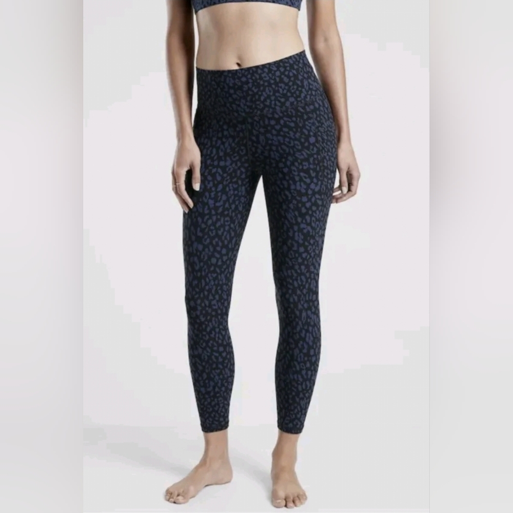 Athleta Salutation stash pockets ll Print 7/8 Tight legging Leopard Blue small P